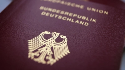 Normalerweise bekommt man nur einen Reisepass. Jetzt hat ein Gericht aber eine Ausnahme erlaubt, die einiges erleichtern könnte. (Symbolbild) (Foto: Karl-Josef Hildenbrand/dpa/dpa-tmn)