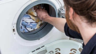 Wäschewaschen muss jeder: Viele greifen dafür zu Feinwaschmittel - wie gut diese sind, hat die Stiftung Warentest untersucht. (Foto: Christin Klose/dpa-tmn)