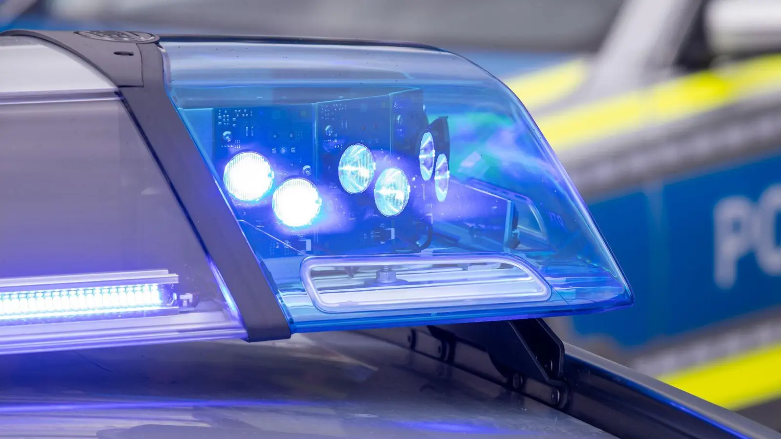 Zeugen riefen die Polizei, weil sie Leichenteile im Wasser entdeckt hatten. (Symbolbild) (Foto: Daniel Karmann/dpa)