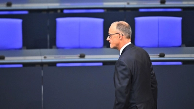Friedrich Merz ist im ersten Wahlgang nicht zum Bundeskanzler gewählt worden - und der Dax gibt nach.  (Foto: Sebastian Gollnow/dpa)