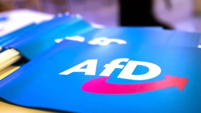 Die Staatsregierung sieht ein mögliches AfD-Verbotsverfahren skeptisch. (Archivbild) (Foto: Daniel Karmann/dpa)