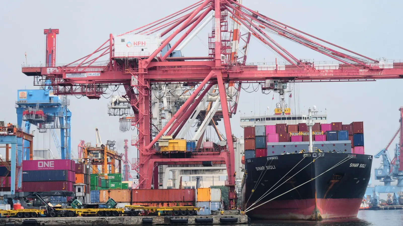Die WTO rechnet mit einer deutlichen Abkühlung beim Wachstum des Welthandels 2026. (Symbolbild) (Foto: Tatan Syuflana/AP/dpa)