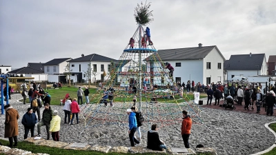 Bei der Eröffnungsfeier herrschte im neuen Spiel- und Begegnungspark schon einmal generationsübergreifender Hochbetrieb. Ziel ist es, dort auch künftig Menschen aller Altersgruppen zusammenzubringen. (Foto: Jürgen Binder)