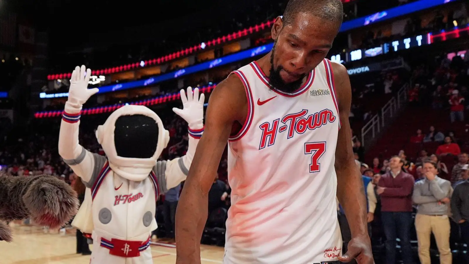 Kevin Durant überholte Nowitzki mit Freiwürfen kurz vor Schluss und feierte danach den Sieg der Rockets. (Foto: Ashley Landis/AP/dpa)