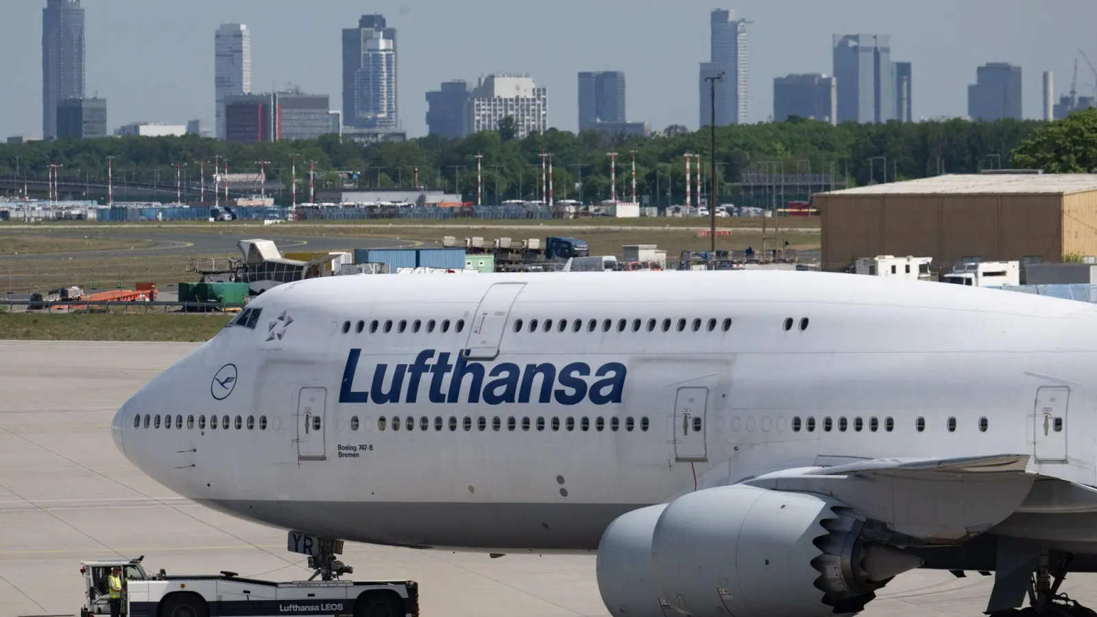 In Frankfurt gibt es laut Lufthansa absehbar genug Kerosin.  (Foto: Boris Roessler/dpa)