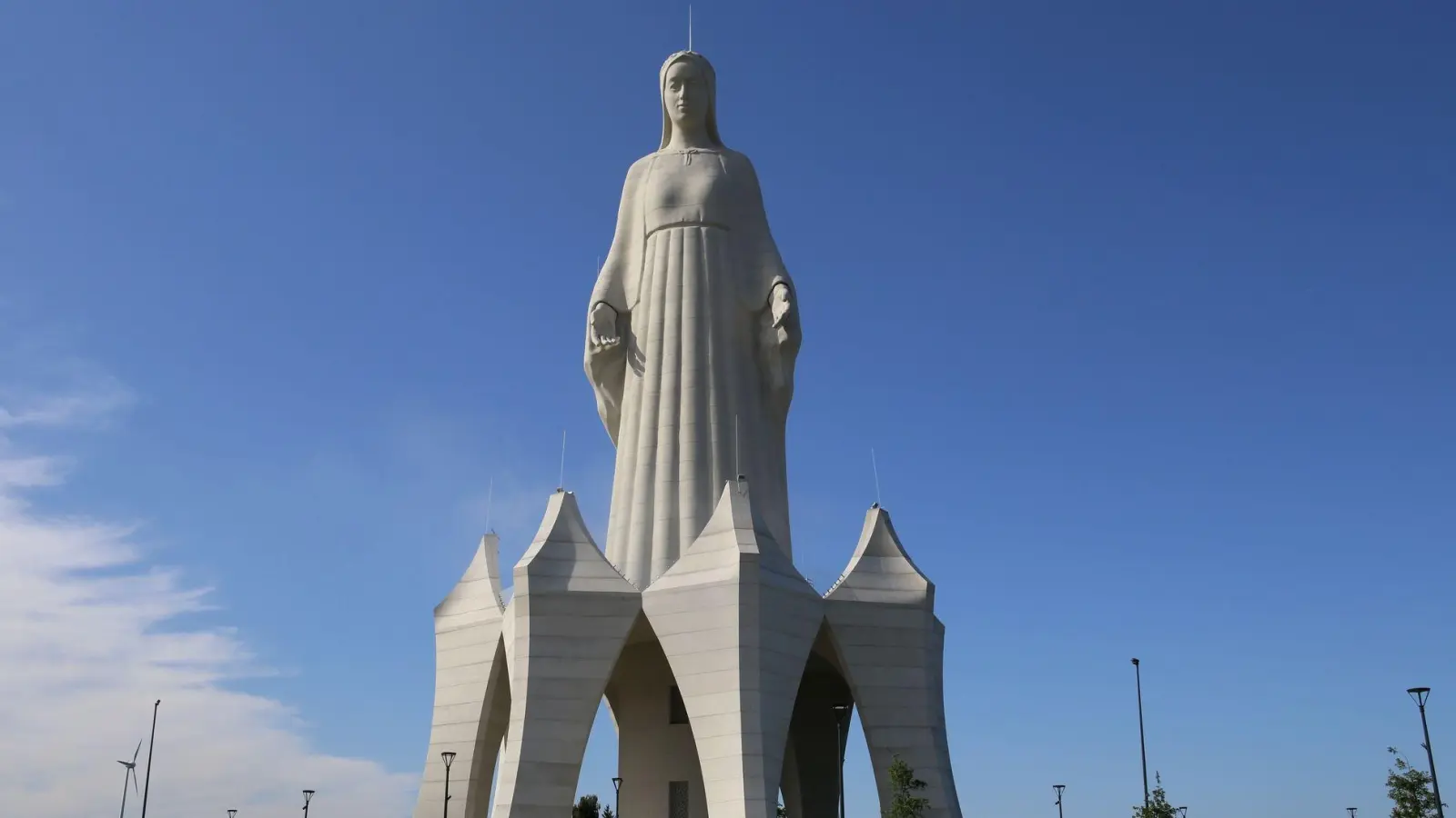 Die Marienstatue im polnischen Dorf Konotopie gilt als die höchste Europas. (Foto: Doris Heimann/dpa)