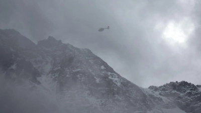 Bei dichtem Nebel muss ein Helikopter Skifahrer vom Berg holen. (Symboldbild)   (Foto: Karl-Josef Hildenbrand/dpa)