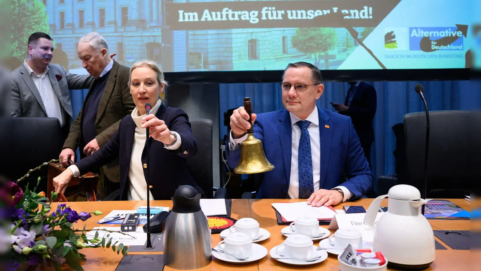 Die Fraktionschefs Alice Weidel und Tino Chrupalla eröffnen die erste AfD-Fraktionssitzung nach der Bundestagswahl.   (Foto: Bernd von Jutrczenka/dpa)