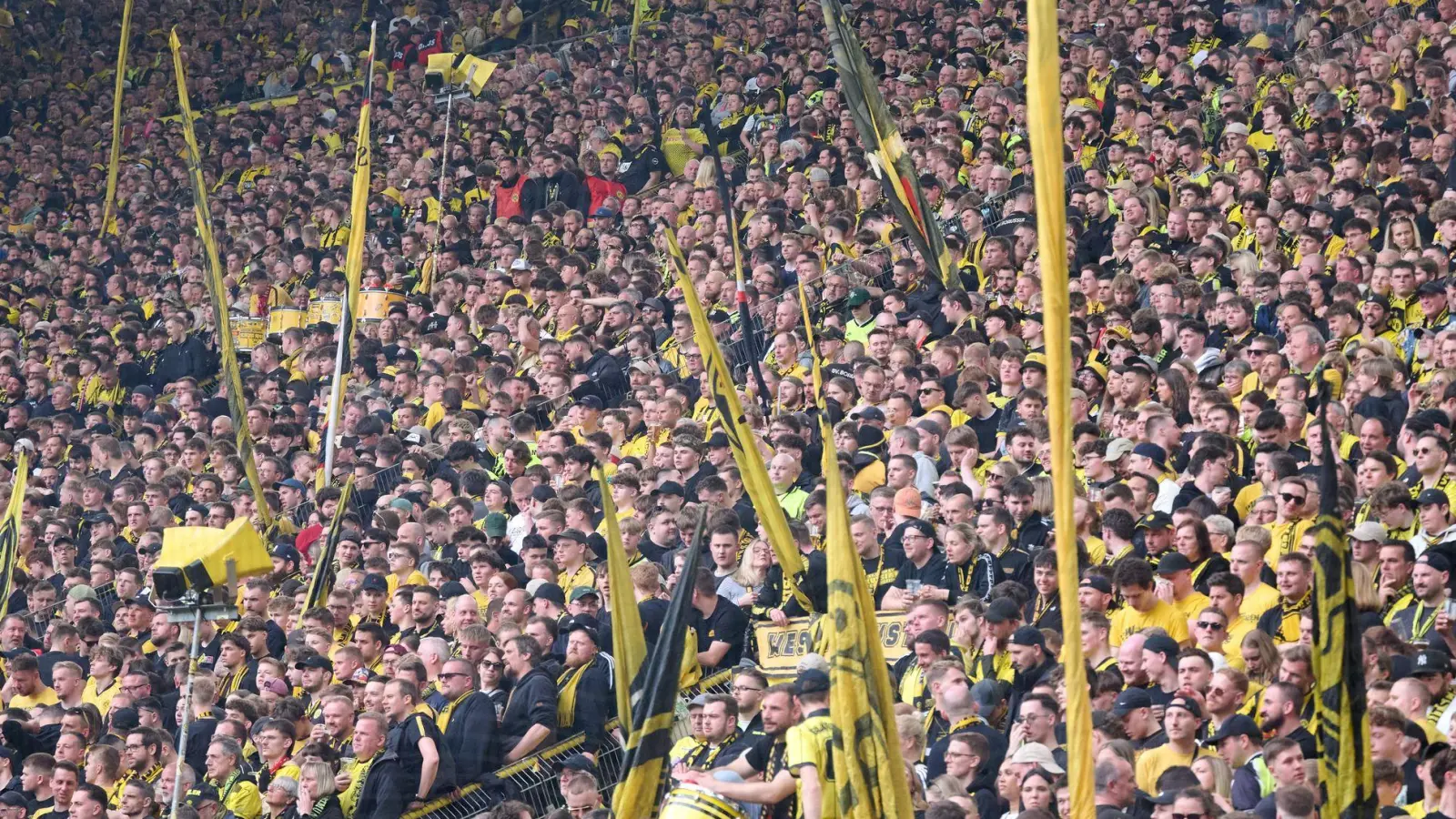 Die Bundesliga GmbH hat den Ticketabsatz der Saison 2025/26 veröffentlicht. (Archivbild)  (Foto: Bernd Thissen/dpa)