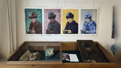Von der lesenden Frau hat der Künstler vier Variationen erstellt. Zum Vergleich lag bei der Vernissage auch das Original bereit. (Foto: Margit Schwandt)