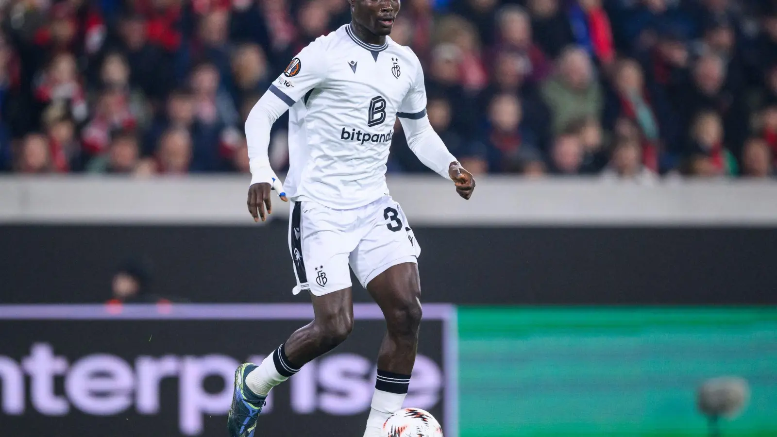 Wechselt nach Wolfsburg: Abwehrspieler Jonas Adjetey. (Foto: Tom Weller/dpa)