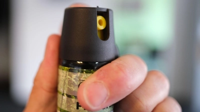 Mit Pfefferspray soll der Schüler acht Schülerinnen leicht verletzt haben. (Symbolbild) (Foto: Bernd Weißbrod/dpa)