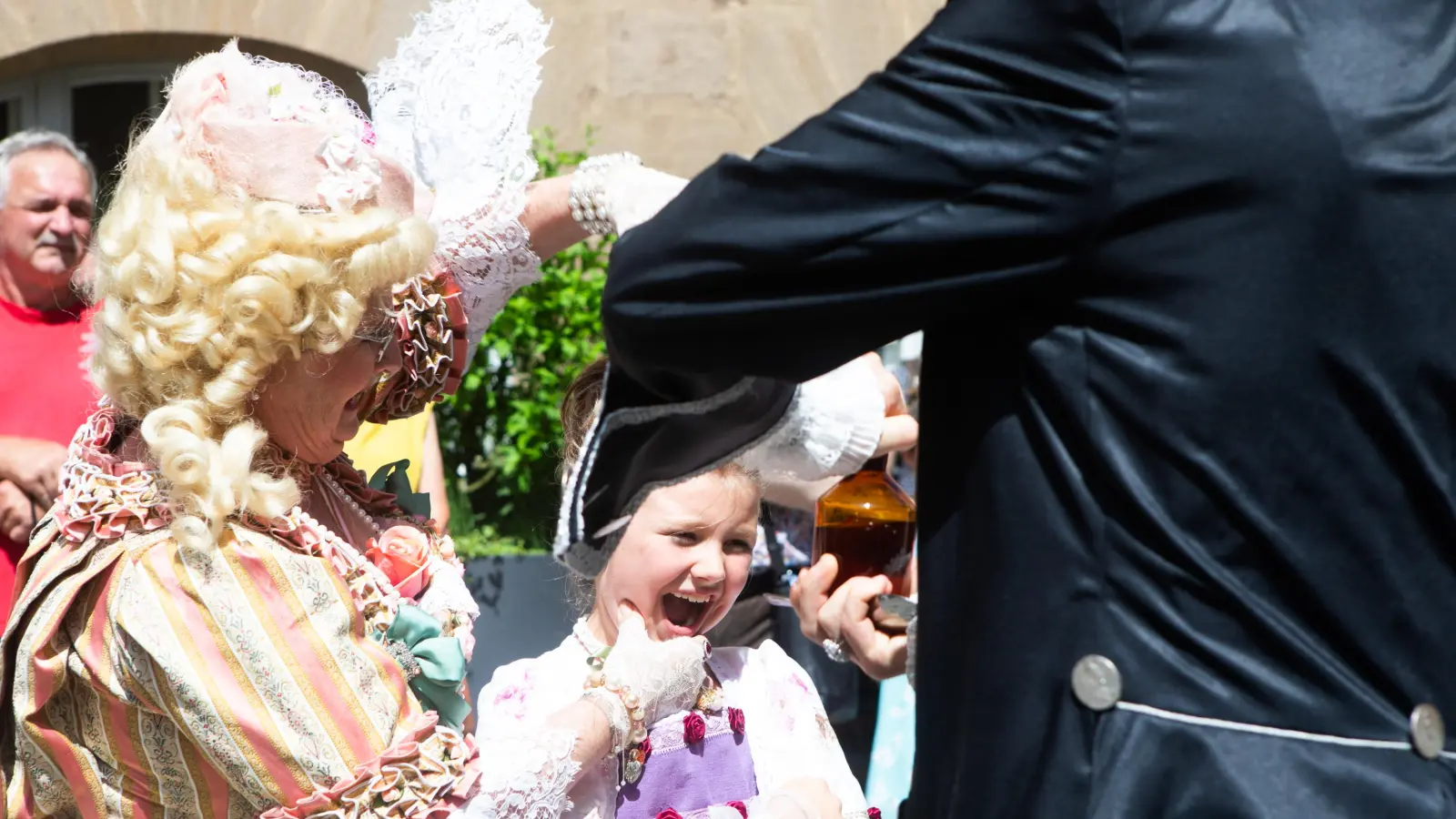 Die historische Tanzgruppe Les Cotillons macht beim Markttreiben zu den Rokoko-Festspielen Pause. (Foto: Evi Lemberger)