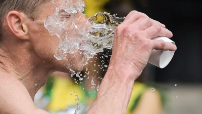 Abkühlung: Lauwarmes Wasser schont den Kreislauf besser als eiskaltes. (Foto: Sebastian Gollnow/dpa/dpa-tmn)