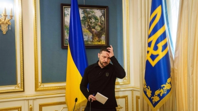 Vor den Unterredungen in London schließt der ukrainische Präsident Wolodymyr Selenskyj Gebietsabtretungen an Russland aus.  (Foto: Evgeniy Maloletka/AP/dpa)