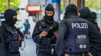 Polizeibeamte während der Razzia in Duisburg  (Foto: Christoph Reichwein/dpa)