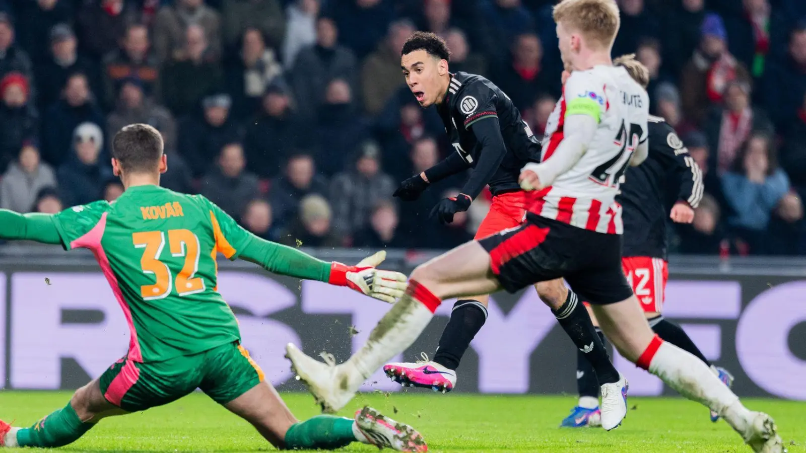 Der Glücksmoment: Jamal Musiala (M) erzielt sein Comeback-Tor zum 1:0.  (Foto: Rolf Vennenbernd/dpa)