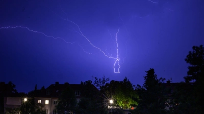 In Berlin zog in der Nacht ein Gewitter über die Gartenstadt Tempelhof. (Foto: Bernd von Jutrczenka/dpa)