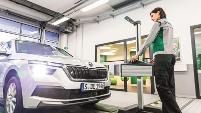 Es werde mehr Licht: Die Scheinwerfer mancher Autos lassen sich von Halogen- auf LED-Technik umrüsten. (Foto: Dekra/dpa-tmn)