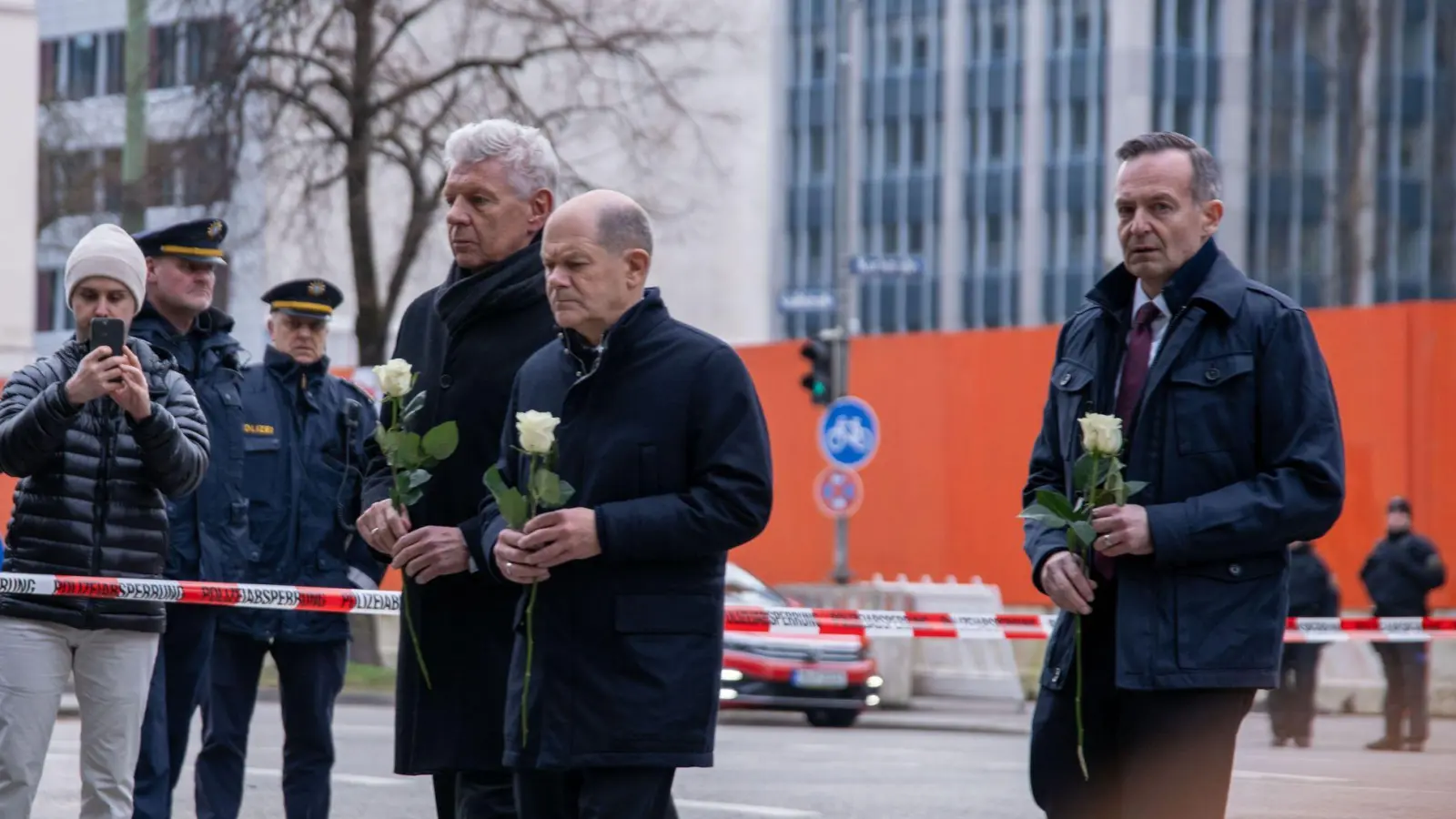 Scholz besuchte den Anschlagsort nach dem Besuch der Sicherheitskonferenz. (Foto: Pia Bayer/dpa)