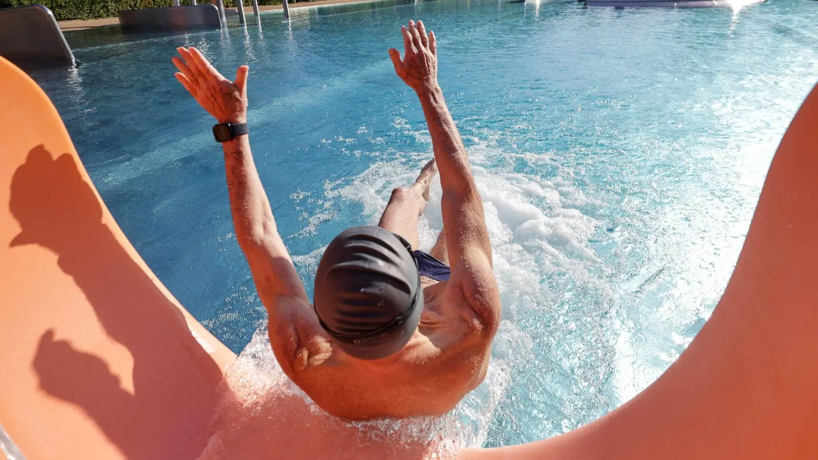 Der Dienstag in Bayern wird nochmal richtig sommerlich. Spätestens nach dem ersten Schultag dürfte es viele Menschen ins Freibad ziehen. (Symbolbild) (Foto: Thomas Warnack/dpa)