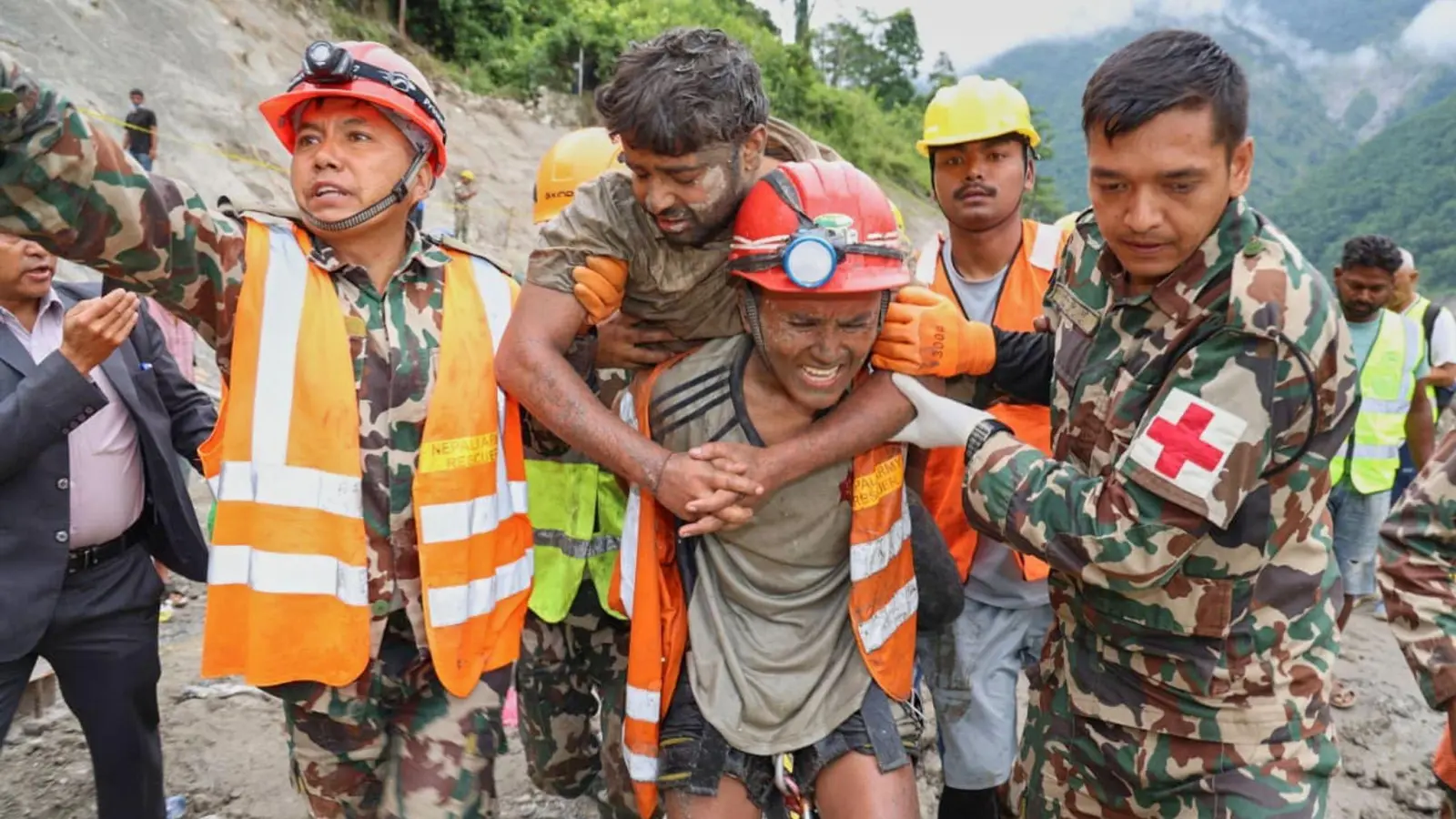 Ein geretteter Mann wird von Bergungskräften getragen.  (Foto: Uncredited/Nepal Army/AP/dpa)