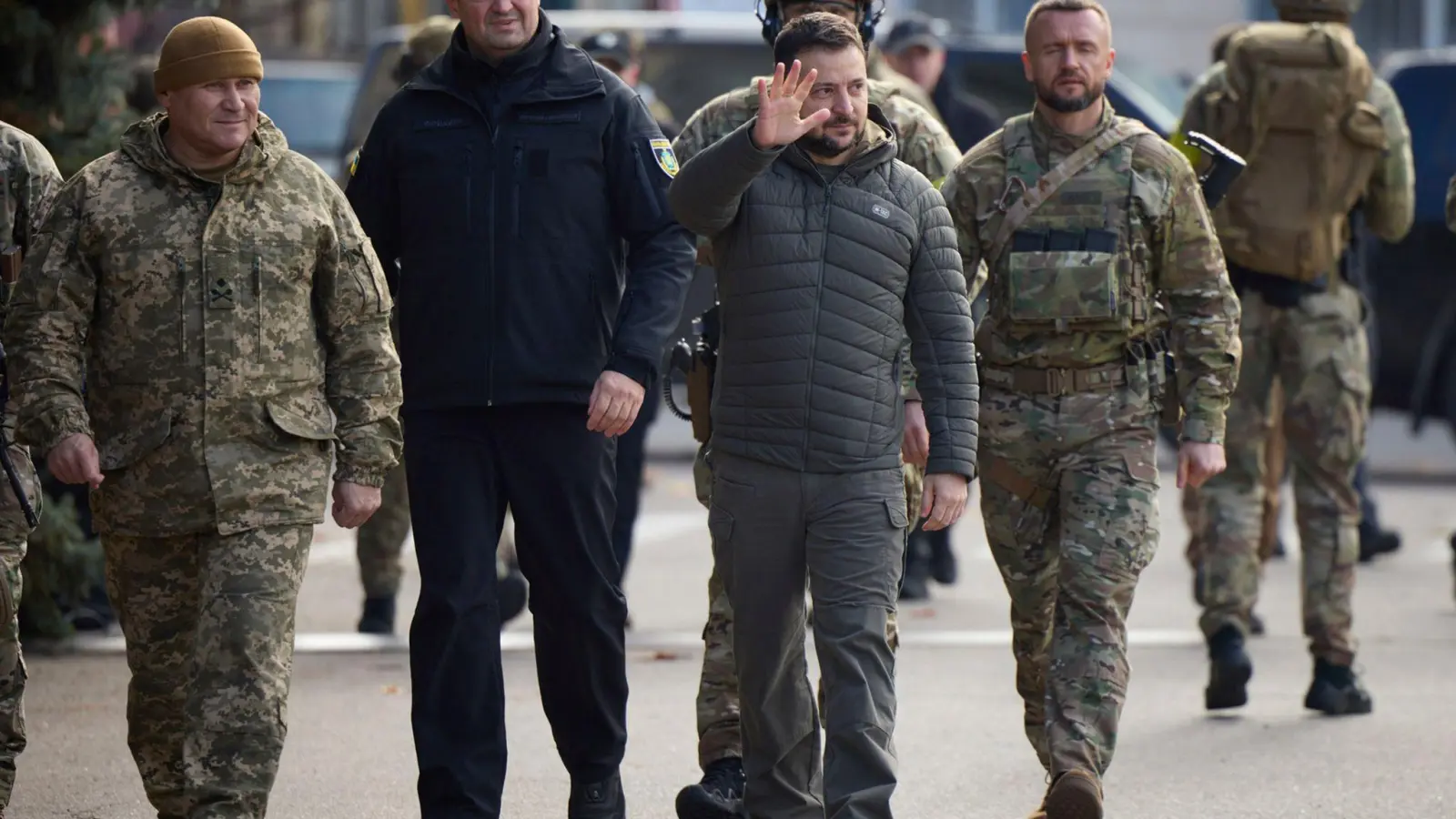 Unter dem Druck erfolgreicher ukrainischer Gegenoffensiven war die russische Armee am Freitag komplett vom rechten Ufer des Flusses Dnipro abgezogen. (Foto: ---/Ukrainian Presidential Press Office via AP/dpa)