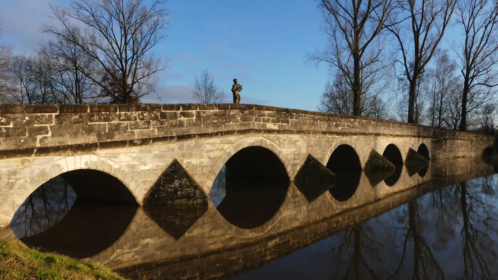 Altmühlbrücke über dem Hochwassersee - gesehen in Ornbau (Foto: Erich Kraus)