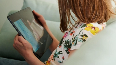 Eltern beeinflussen die Bildschirmzeit ihrer Kinder - manchmal negativ, ohne es zu wissen. Eine Expertin erklärt, wie wir effektiver darüber reden können. (Foto: Annette Riedl/dpa/dpa-tmn)