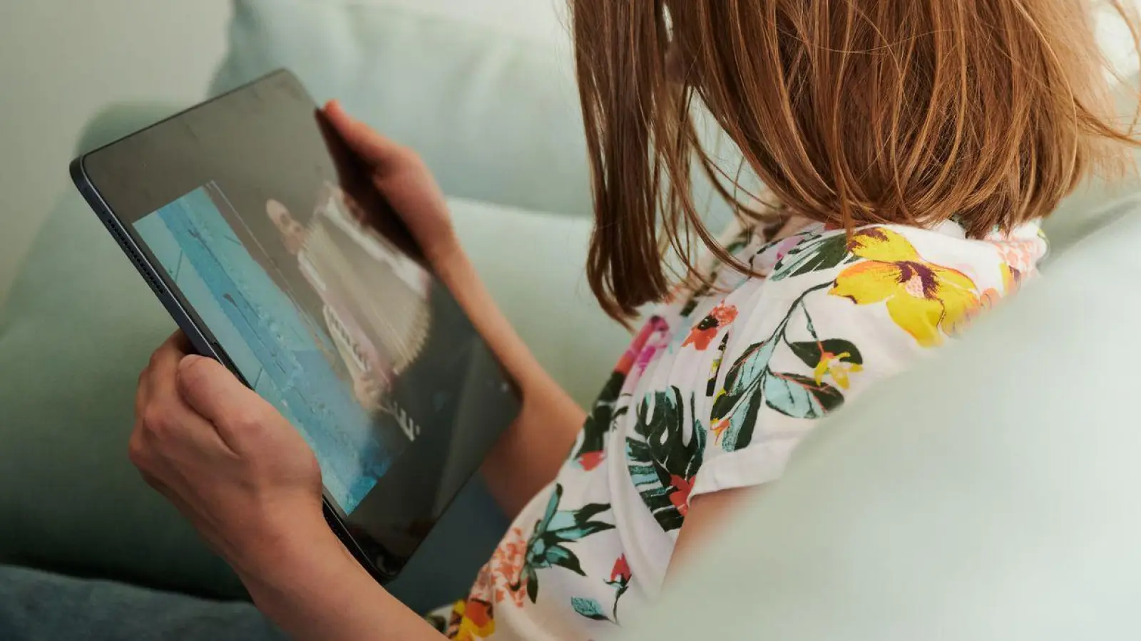 Eltern beeinflussen die Bildschirmzeit ihrer Kinder - manchmal negativ, ohne es zu wissen. Eine Expertin erklärt, wie wir effektiver darüber reden können. (Foto: Annette Riedl/dpa/dpa-tmn)