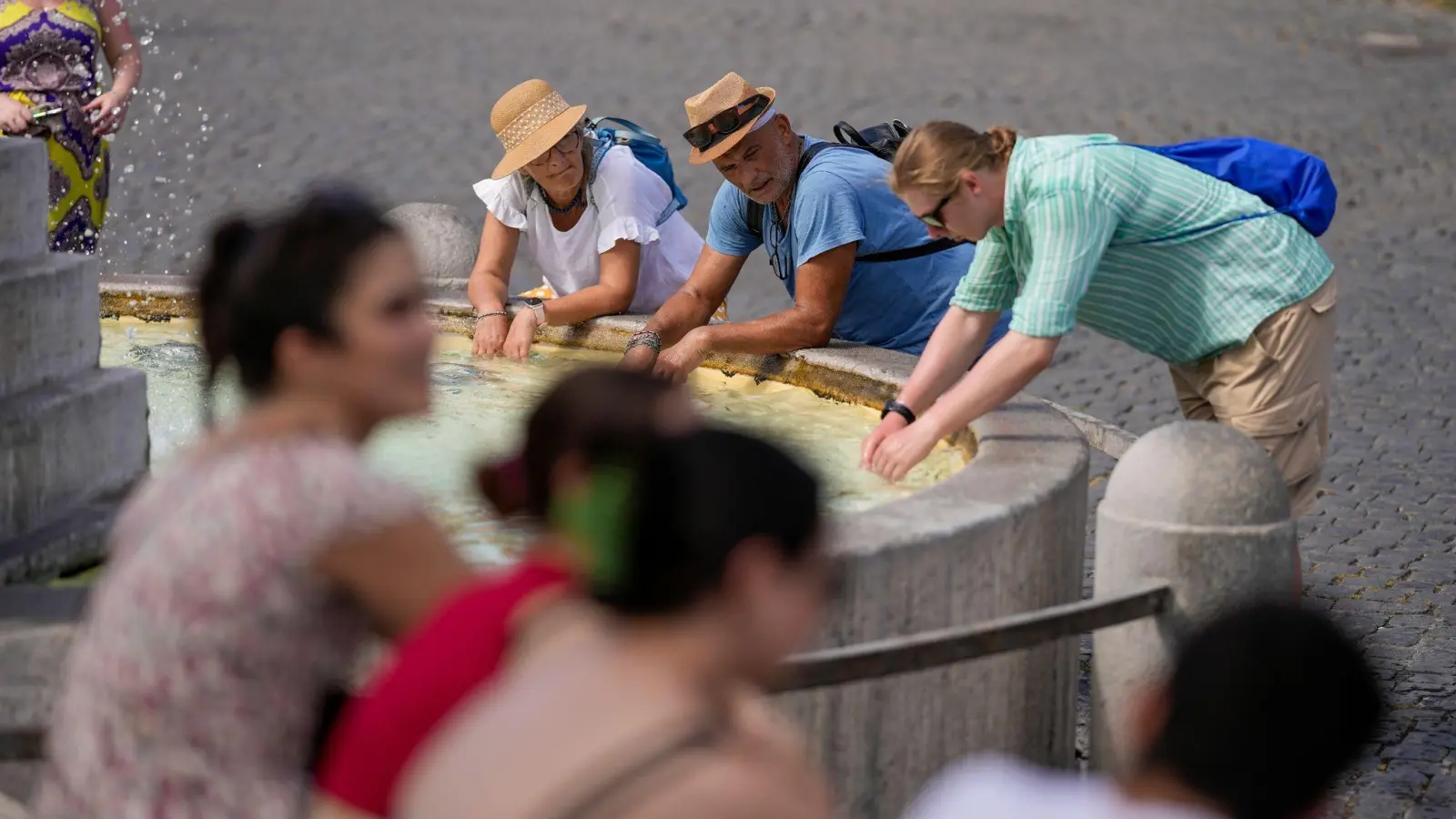 Eine Erfrischen am Brunnen in Rom gegen die hohen Temperaturen: Eine intensive Hitzewelle hat Italien erreicht. (Foto: Andrew Medichini/AP)