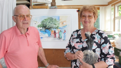 Idyllisch und kreativ geht es beim Künstler-Ehepaar Ilse und Ekkehardt Hofmann in ihrem Atelier im Grünen zu. Über Gemälde bis hin zu Keramik wird hier vieles geschaffen. (Foto: Jarah Greipel)