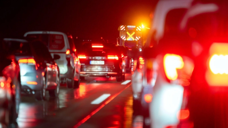 Polizisten mussten einige Autofahrer wecken. (Symbolbild) (Foto: Soeren Stache/dpa)