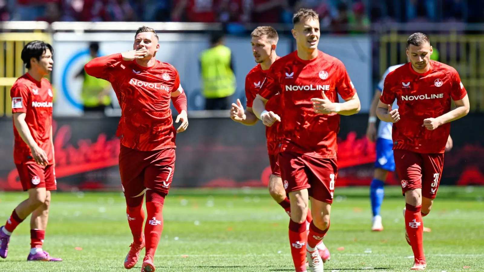 Torschütze Marlon Ritter (2.v.l.) darf mit dem 1. FC Kaiserslautern weiter auf den Relegationsplatz hoffen. (Foto: Uwe Anspach/dpa)