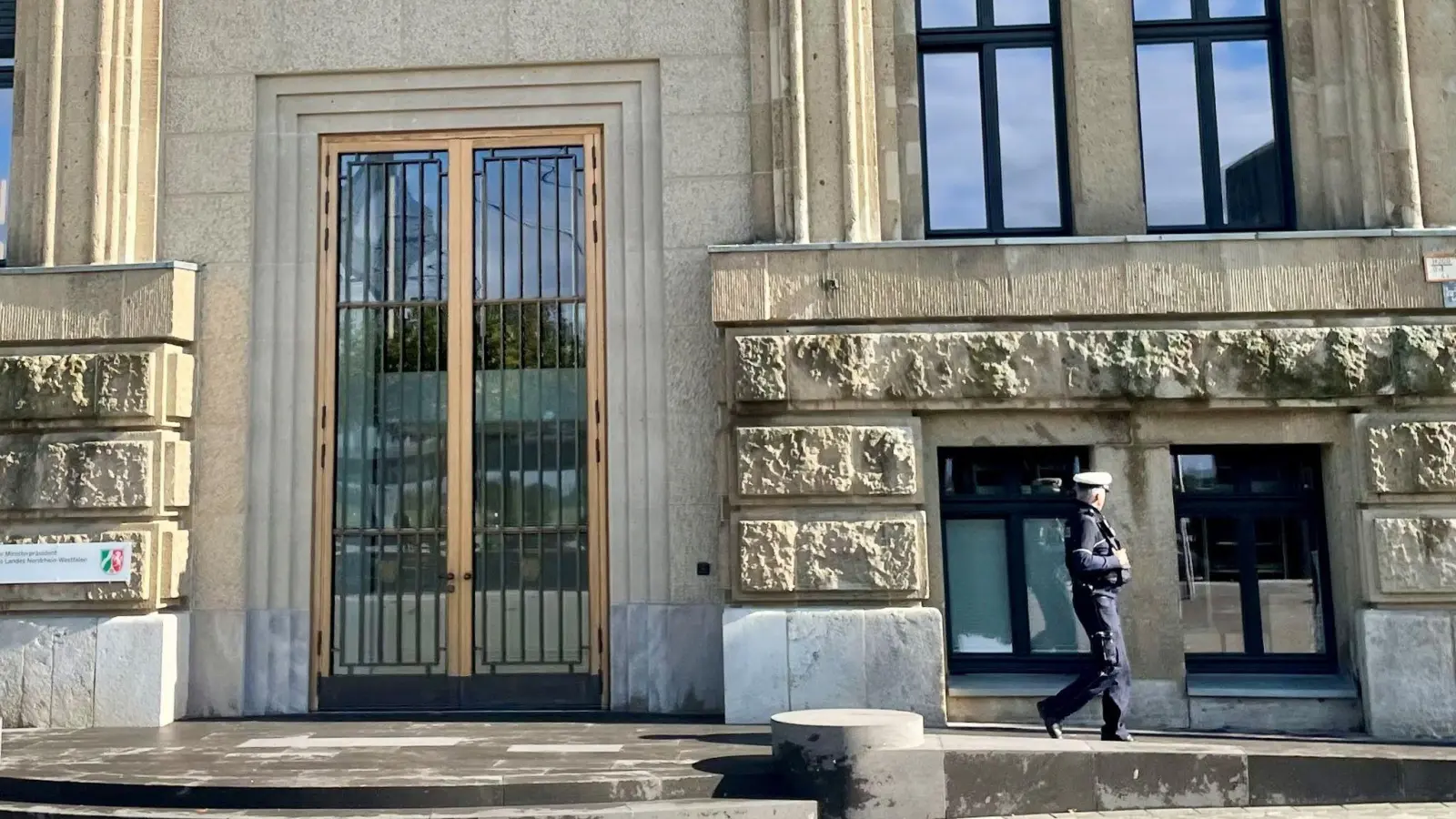 Ein Polizist geht an der Staatskanzlei entlang (Archivfoto) (Foto: Oliver Auster/dpa)