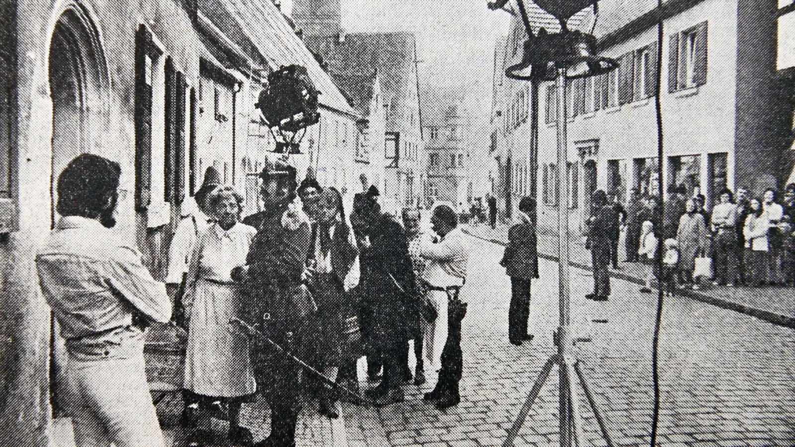 Die damals noch „unberührte“ Stadt Wolframs-Eschenbach wurde 1973 plötzlich zur Kulisse für Dreharbeiten mit Weltstars; die FLZ berichtete bereits damals.  (Repro: Jim Albright/Foto: Linnert)