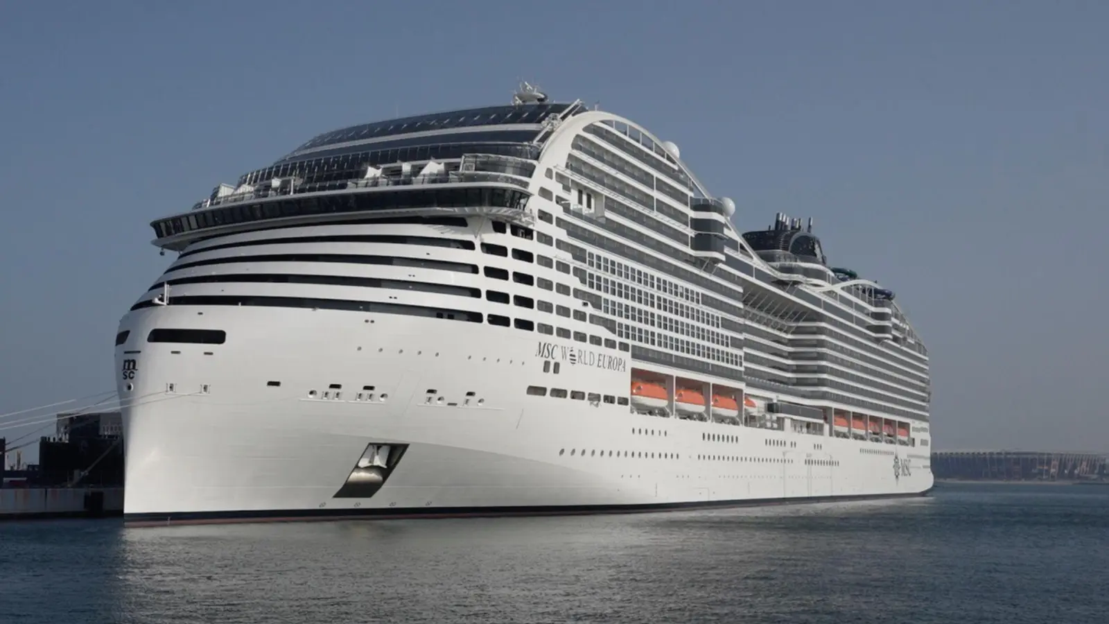 Das Schiff hat den Hafen in Neapel erreicht. (Symbolbild) (Foto: Hassan Ammar/AP/dpa)