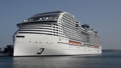 Das Schiff befindet sich derzeit auf dem Weg nach Neapel und wird von Patrouillenbooten eskortiert. (Symbolbild) (Foto: Hassan Ammar/AP/dpa)