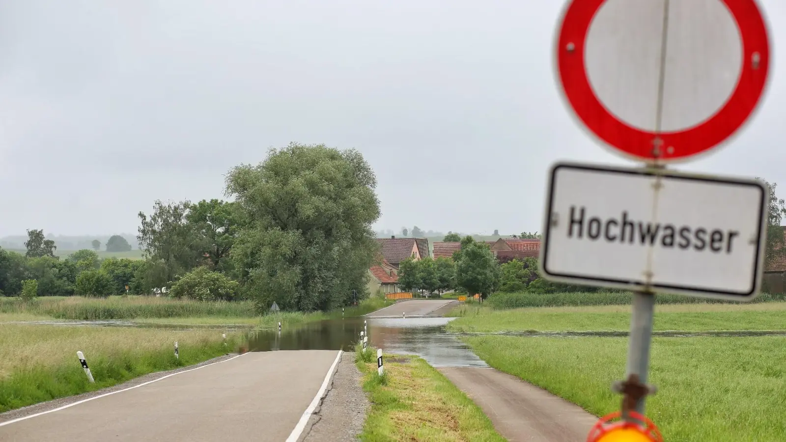 Auf der Strecke zwischen Wittelshofen und Ruffenhofen stand das Wasser kurz vor dem Ortseingang. (Foto: Tizian Gerbing)