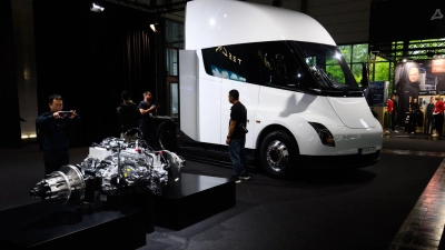 Tesla stellte den Elektro-Sattelschlepper bereits 2017 vor. (Archivbild) (Foto: Julian Stratenschulte/dpa)