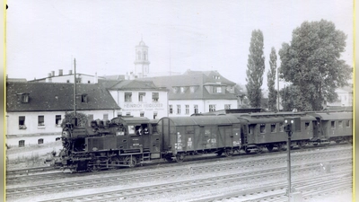 Diese historische Aufnahme zeigt einen Personenzug beim Passieren des Ansbacher Bahnhofes, vorne mit dem Postwaggon. (Foto: Sammlung Martin Schuster)