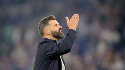 Miron Muslic jubelte nach dem Sieg gegen Bochum den Fans zu. (Foto: Anke Waelischmiller/dpa)