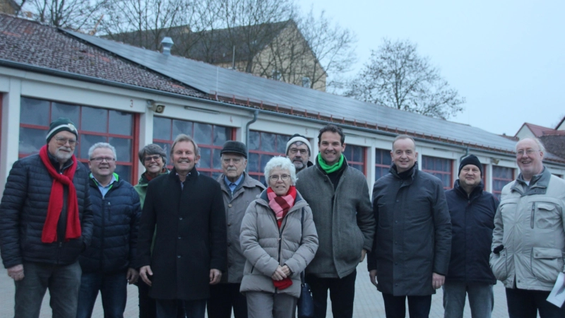 Die Eigentümerinnen und Eigentümer der Bürgersolaranlage auf dem Dach der Feuerwehrhalle in Eyb übergaben diese nun an die Stadt Ansbach. Den Strom soll künftig die Feuerwehr nutzen. Oberbürgermeister Thomas Deffner denkt bereits über einen Speicher als Ergänzung nach. (Foto: Robert Maurer)