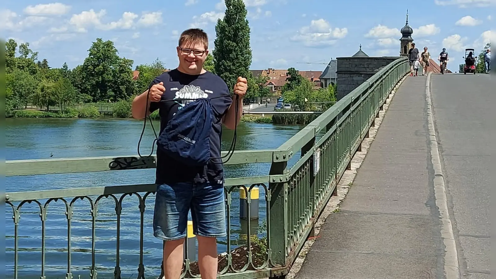 Mit der FLZ unterwegs: Matthias Engerer aus Zellrüglingen war mit dem OGV Weihenzell in Kitzingen unterwegs. Er grüßt von der alten Mainbrücke. (Foto: Brigitte Deindörfer)