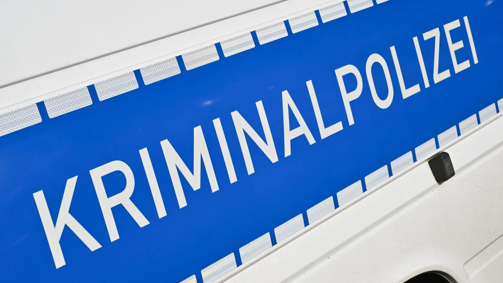 Die Kriminalpolizei ermittelt aktuell in Feuchtwangen. Unbekannte sind in die Stadtschule eingebrochen und haben versucht, ein Feuer zu legen. (Symbolbild: Patrick Pleul/dpa)