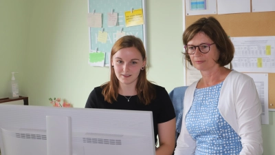 Die Chefin des Jobcenters Stadt Ansbach, Gabriele Lender-Mieke (rechts), und Melanie Reimschüssel, Fachassistentin in der Leistungsabteilung des Jobcenters, blicken auf die derzeitige Situation. (Foto: Oliver Herbst)