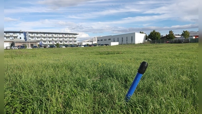 Alles ist bereit, nur die Bagger müssten noch rollen. Nach Problemen bei der Finanzierung, soll das neue Hotel nördlich der Therme nun doch erst nach der Landesgartenschau gebaut werden. (Foto: Katrin Merklein)