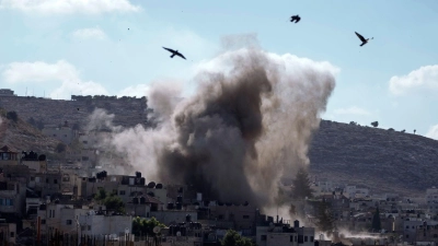 Bei einem israelischen Luftangriff auf die Stadt Dschenin im israelisch besetzten Westjordanland sind mindestens sechs Menschen getötet worden. (Foto: Majdi Mohammed/AP/dpa)