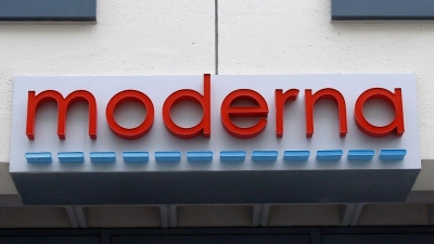 Der Schriftzug „moderna“ am Eingang eines Gebäudes des US-Unternehmens. (Archivbild) (Foto: Bill Sikes/AP/dpa)