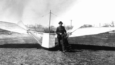 Er war womöglich der Erste, der ein Motorflugzeug in die Luft brachte: Gustav Weißkopf vor seiner Maschine „Modell 21”.  (Foto: picture alliance / dpa)